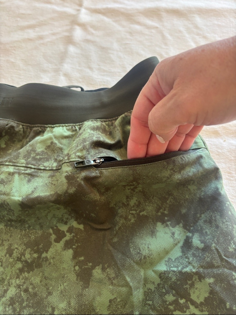 Lululemon Men's License to Train Linerless Shorts 7" Green Smoke Print - Medium - Picture 5 of 8